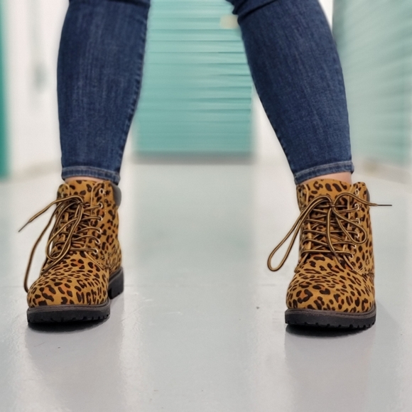 Women's Leopard Combat Lace-up Ankle Boots Low Heel - Picture 2 of 5